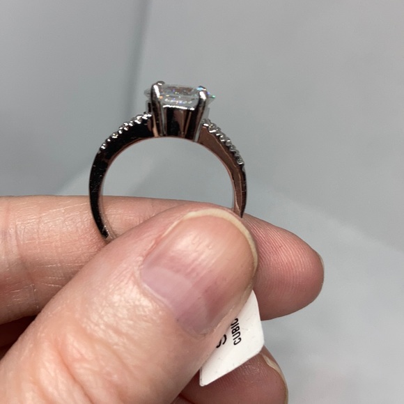 NWT Gorgeous Simulated Diamond ring J-44 - Picture 5 of 7